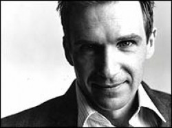 Sesso aereo per Ralph Fiennes