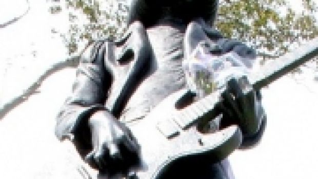 Uso pornografico della tomba di Johnny Ramone