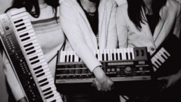 Au Revoir Simone – Bird Of Music