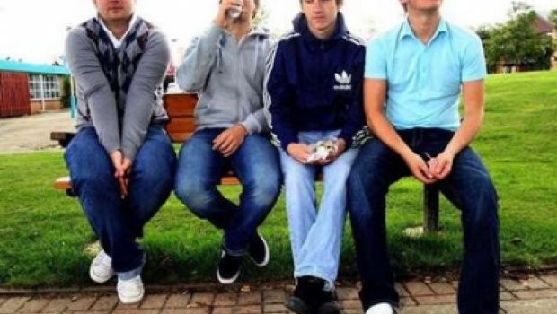 Arctic Monkeys – Do Me a Favour