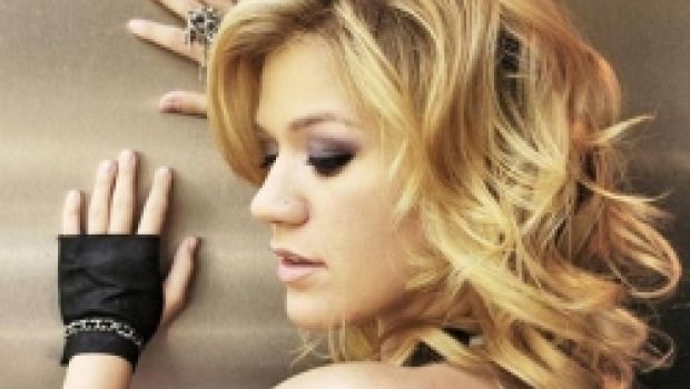 Never again! Kelly Clarkson non vuole essere un robot
