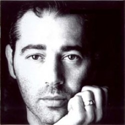 “C’è”, il nuovo singolo di Luca Carboni