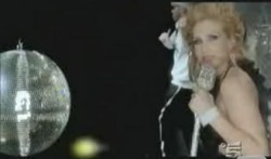 La sai l’ultima? Lorella spacca con Un’onda d’amore, le barzellette un po’ meno