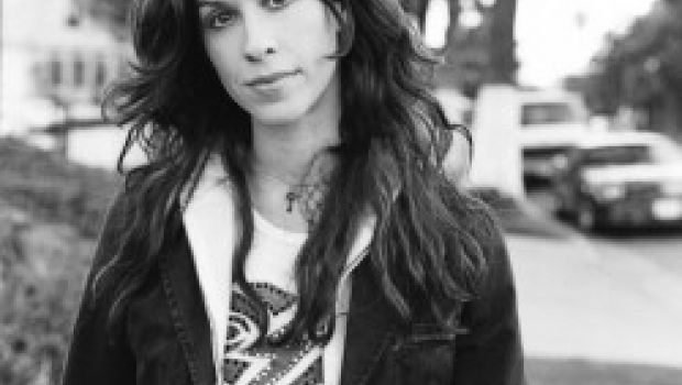 Underneath, il video del nuovo singolo di Alanis Morissette