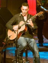Alex Britti rispolvera “L’isola che non c’è” di Bennato
