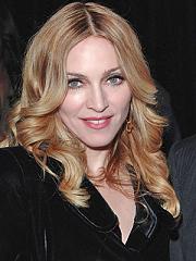 Madonna ancora al n. 1 ringrazia i fan (con l’aspirapolvere in mano)