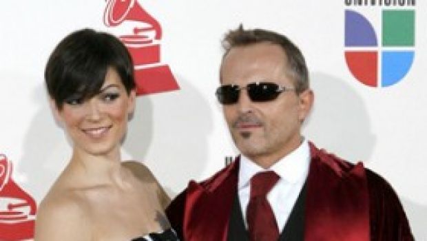 Como un lobo, Miguel Bosè ancora in radio
