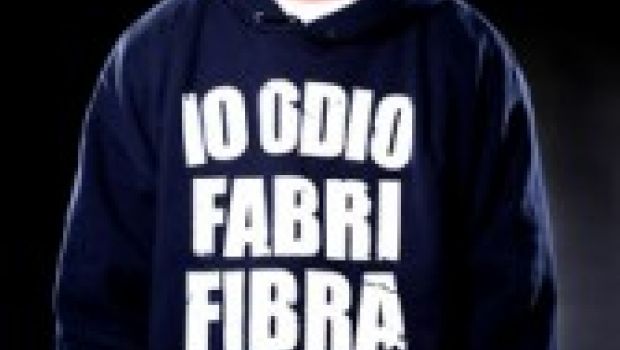 Dopo le accuse di plagio, nuove date live per Fabri Fibra