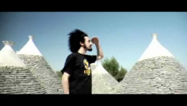 Caparezza – Vieni a ballare in Puglia (il nuovo video)