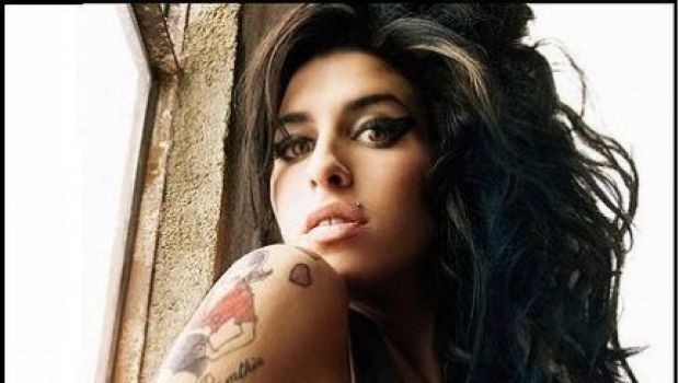 007 soundtrack, Amy Winehouse sfida Alicia Keys e Jack White e pubblicherà il suo pezzo