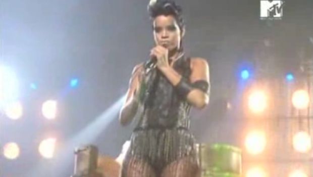 Rihanna live è assente (anche agli Mtv Awards e al Fashion Rocks)