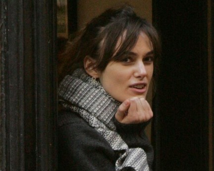 Keira Knightley sul set newyorkese di Last Night – fotogallery