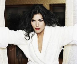 Giusy Ferreri : Ascolta “Stai Fermo Lì” e “L’Amore e Basta” con Ferro