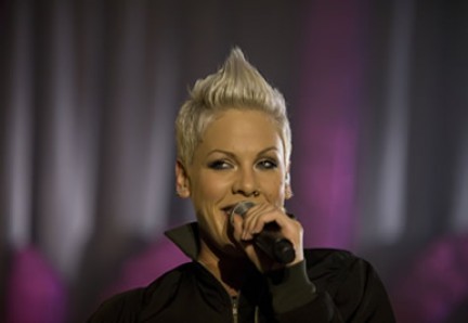 “Killing Me Softly”. Canta Pink
