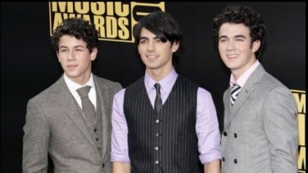 Jonas Brothers: vecchio singolo, oggi di successo su Trl: When You Look Me In The Eyes