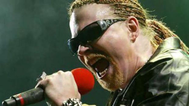 L’album non sfonda, Axl scompare, forse vanno in tour: che succede in casa Guns?