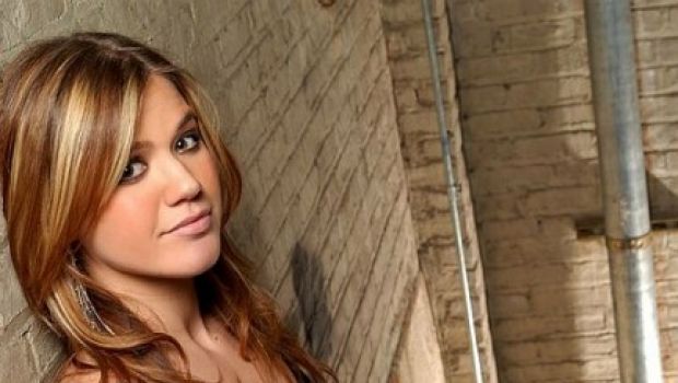 Kelly Clarkson: “My Life Would Suck Without You” (video)