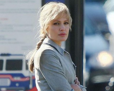 Angelina Jolie sul set di Salt. Ha un ginocchio ferito e scala i palazzi come l’uomo ragno