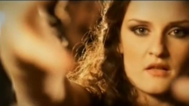 Il video di “Spiove il sole” di Irene (Fornaciari)