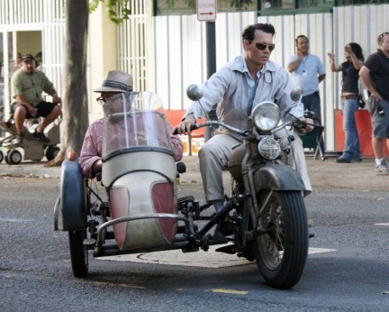 Johnny Depp alla guida di una motocicletta vintage sul set di The Rum Diary