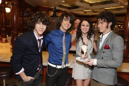 Miley Cyrus e Jonas Brothers registrano insieme un brano