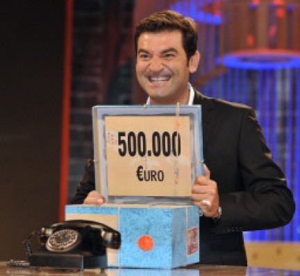 Ascolti Tv di venerdì 29 maggio 2009: Affari Tuoi speciale per Due chiude con oltre 6 milioni, Ti amo in tutte le lingue del mondo ne raccoglie 5. Boom di Matrix con il 24%, ospite Barbara D’Urso, e per la scelta di Federico Mastrostefano a Uomini e Donn