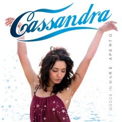 Cassandra De Rosa esordisce con “Gocce In Mare Aperto”