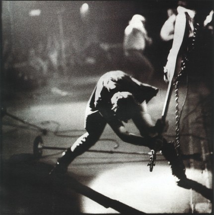 Mick Jones e Topper Headon dei Clash portano gli strumenti in prigione