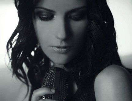 Laura Pausini: “Con la musica alla radio”,il nuovo singolo
