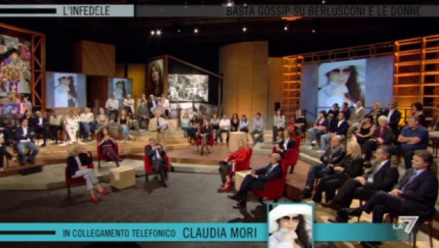 Claudia Mori all’Infedele… mischiata alle donne di Berlusconi