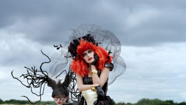 Cercate un costume per Halloween? Harper’s Bazaar ha chiesto a Tim Burton di immaginare una collezione autunnale ispirata ai suoi film
