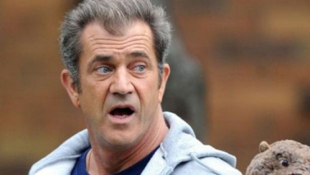 Mel Gibson sul set di The Beaver, con il suo inseparabile castoro