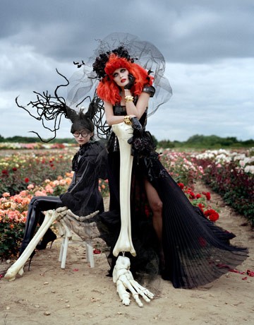 Cercate un costume per Halloween? Harper’s Bazaar ha chiesto a Tim Burton di immaginare una collezione autunnale ispirata ai suoi film.
