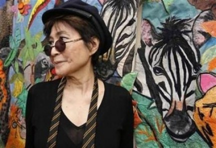 Yoko Ono duetta con Anthony Egharty accompagnata da Sean Lennon – guarda i video