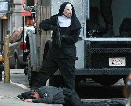 Ben Affleck armato (e mascherato da suora) gira The Town