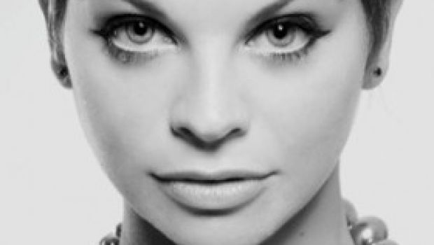 Alessandra Amoroso con Senza Nuvole,  scalza Madonna dalle hit dei più venduti