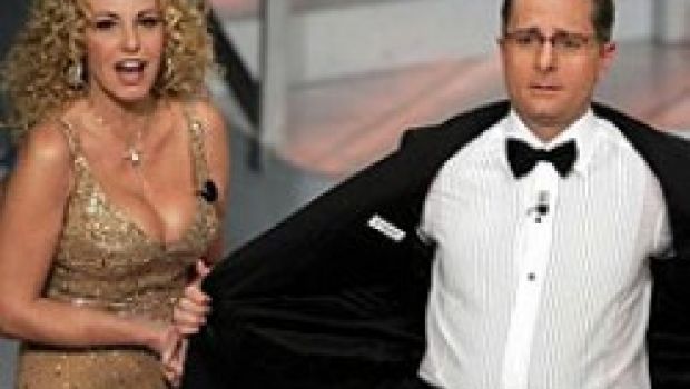 Sanremo 2010: Antonella Clerici ‘chiama’ Paolo Bonolis: “Volevi l’invito? Eccolo…”