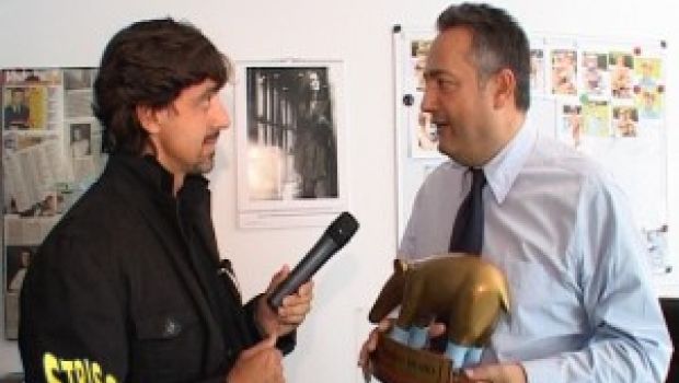 Un Tapiro D’Oro (con calzini turchesi) a Claudio Brachino