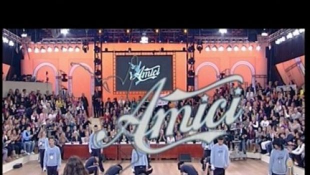 Amici di Maria De Filippi – il sesto speciale in liveblogging. Shakira premiata con 10 dischi di platino. In sfida Pierdavide Carone (che ha cantato Trullallero Rullallà) e Grazia Striano