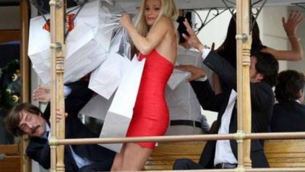 Le foto di Michelle Hunziker e Sabrina Ferilli sul set di Natale a Beverly Hills