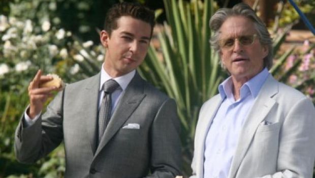 Shia LaBeouf e Michael Douglas sul set di Wall Street 2: Money Never Sleeps