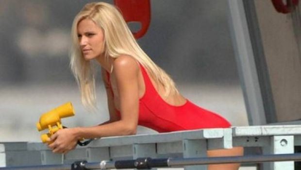 Le foto di Michelle Hunziker come Pamela Anderson sul set di Natale a Beverly Hills
