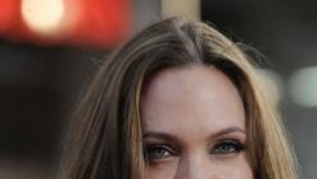 Angelina Jolie prenderà il posto di Charlize Theron in The Tourist?