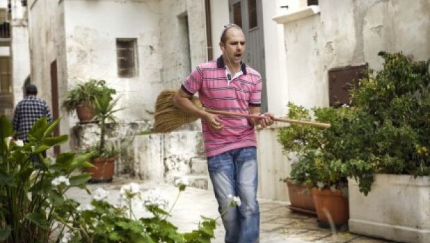 Siamo ragazzi qualunqui: foto e trailer del film con Checco Zalone