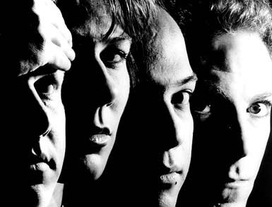 Pixies: live, CD e braccialetti USB