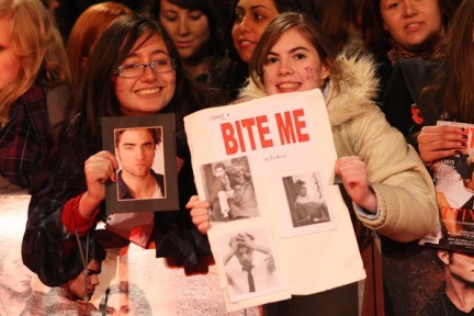 Aspettando New Moon – Robert Pattinson, Kristen Stewart e Tayor Lautner incontrano i fans inglesi: tutte le foto dell’evento