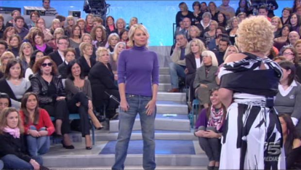 Uomini e donne: Tina Cipollari come Feliciana di Mai dire. Maria De Filippi si alza e modera il ring tra la Vamp e Rosy (video)