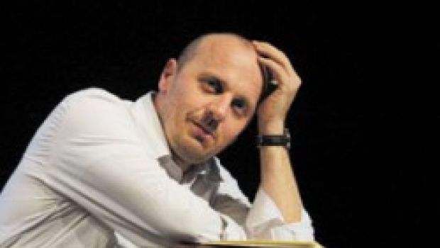 Marco Paolini su La7: da stasera un nuovo ciclo di teatro civile con I Miserabili
