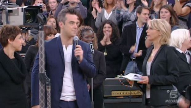 Amici, l’ottavo speciale con Robbie Williams, il redivivo Gheorghe Iancu e la sfida (vinta) di Stefano De Martino in liveblogging