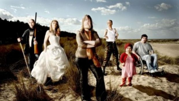 Channel 4, al via la parodia dei reality “Cast Off” con sei disabili su un isola deserta